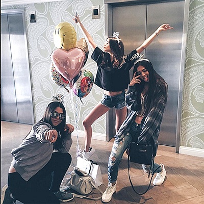 Сын Виктории и Дэвида Бекхэм отпраздновал 17-летие своей девушки в Диснейленде (фото)