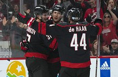 Две передачи российского форварда принесли «Каролине» победу в матче НХЛ - «Хоккей»