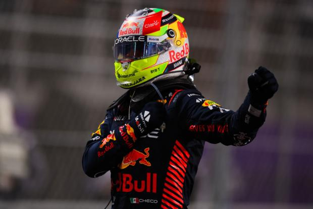 Перес победил в Саудовской Аравии со второй попытки, Алонсо лишили подиума - «Формула-1»
