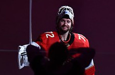 Находившийся лицом к воротам российский голкипер клуба НХЛ сделал сейв - «Хоккей»