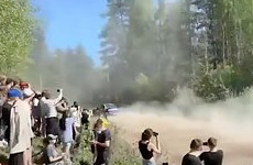 Гоночный автомобиль влетел в толпу зрителей на заезде в Ленинградской области - «Авто»