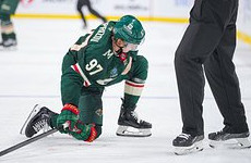 Капризову разбили лицо шайбой в матче НХЛ - «Хоккей»