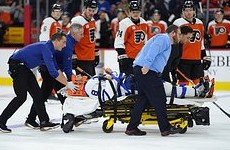 Хоккеиста унесли на носилках после столкновения с россиянином в матче НХЛ - «Хоккей»