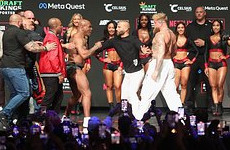 Майк Тайсон ударил блогера Пола на битве взглядов перед боем - «Бокс и ММА»