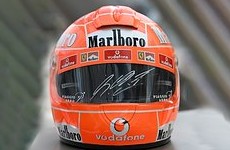 Шумахер с помощью жены оставил автограф на шлеме - «Авто»