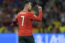 Роналду оттолкнул попытавшегося сфотографироваться с ним фаната в Ереване - «ФУТБОЛ»