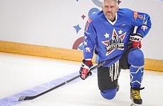 Овечкину подарили уникальный iPhone в честь рекорда по голам в НХЛ - «Хоккей»