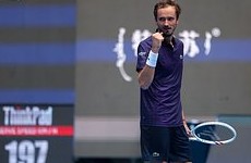 Медведев помог подняться упавшему во время матча сопернику - «Летние виды»