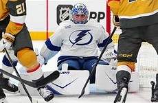 Российский вратарь в матче НХЛ ударил канадца по лицу клюшкой и был наказан - «Хоккей»