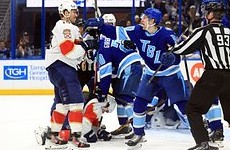 Хоккеисты клубов НХЛ устроили массовую драку после фола на Кучерове - «Хоккей»