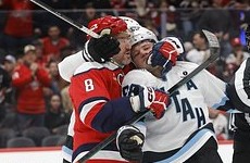 Овечкин обнялся с российским защитником вместо участия в массовой драке после матча НХЛ - «Хоккей»