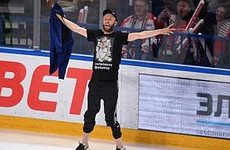 Ярославский «Локомотив» через суд взыскал с выбежавшего на лед болельщика 500 тысяч рублей - «Хоккей»