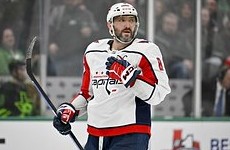 Бывший одноклубник Овечкина рассказал об ожидающих россиянина шести банках пива в самолете - «Хоккей»