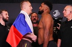Павлович вышел с российским флагом на дуэль взглядов перед боем в UFC - «Бокс и ММА»