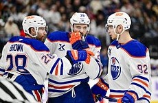 Немецкий форвард клуба НХЛ по-русски поздравил российского одноклубника - «Хоккей»