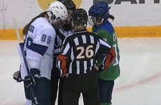 У российской хоккеистки во время матча выпала на лед электронная сигарета - «Хоккей»